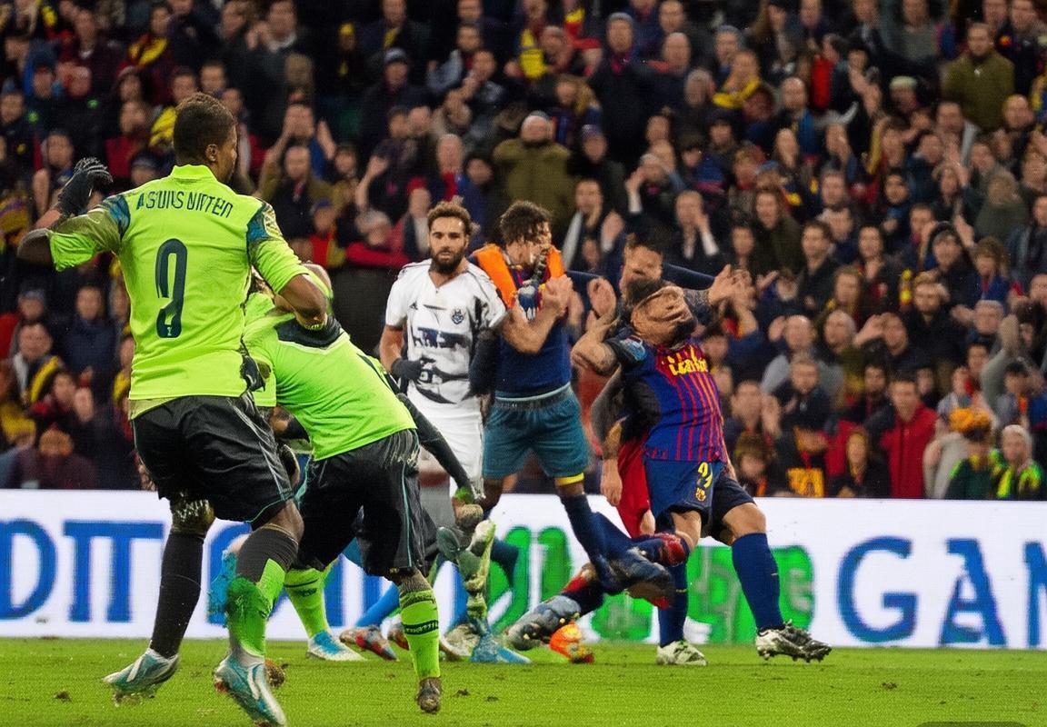 西甲巅峰对决：巴萨VS瓦伦西亚战术对决与英雄瞬间解析